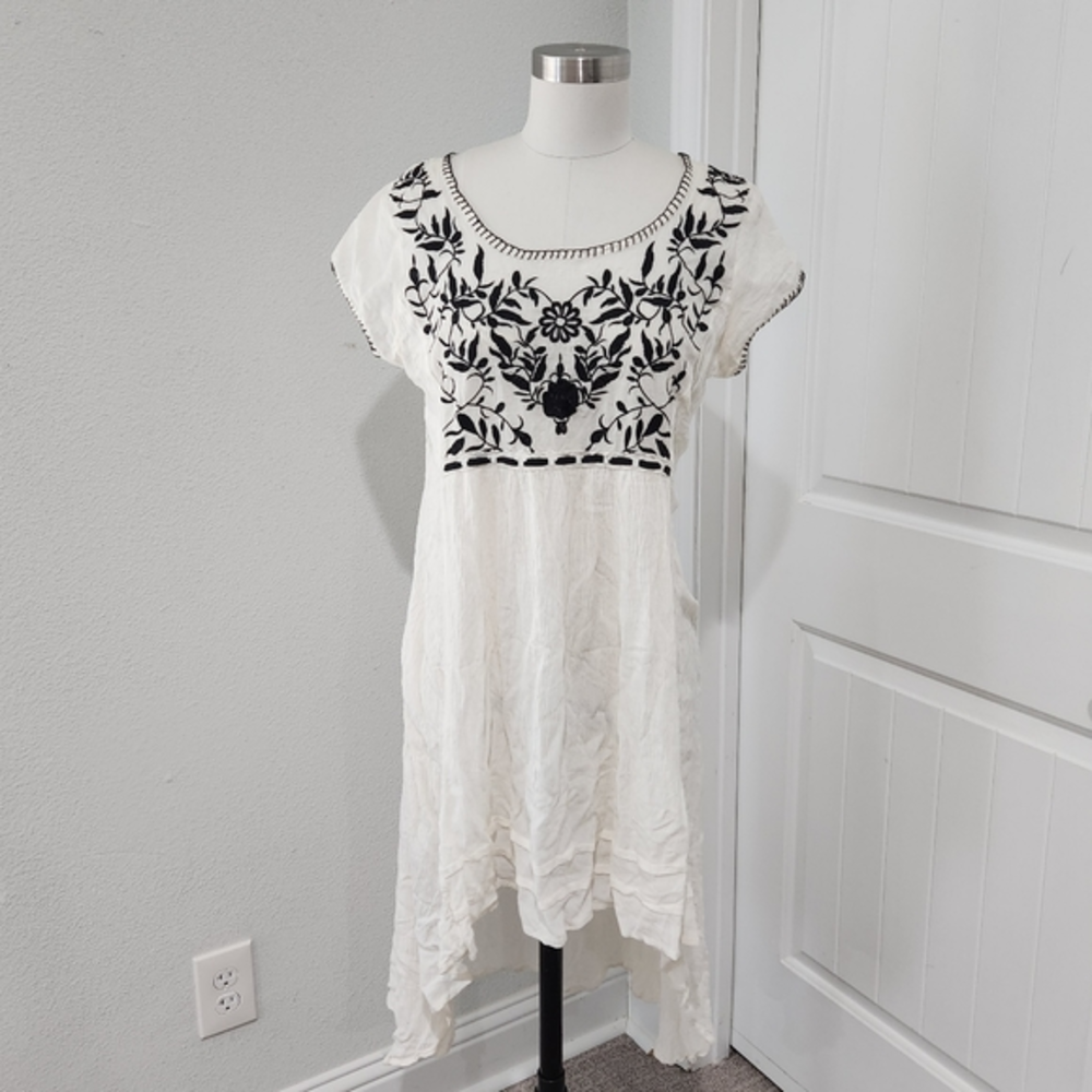 NWT Boho Ivory Black Embroidered High Low Tunic‎ Blouse size small
